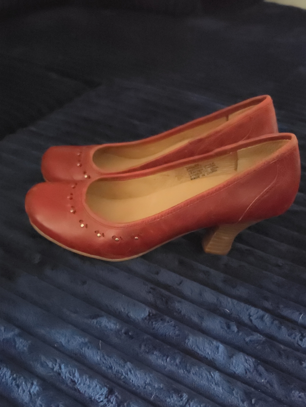 Classic Women's Red Mid-Heel Pumps